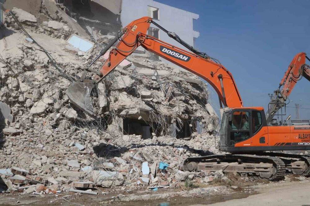 Enkaz kentte bayram tatilinin ardından iş makinası sesleri duyulmaya başladı