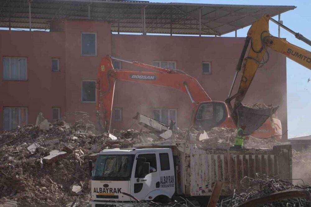 Enkaz kentte bayram tatilinin ardından iş makinası sesleri duyulmaya başladı