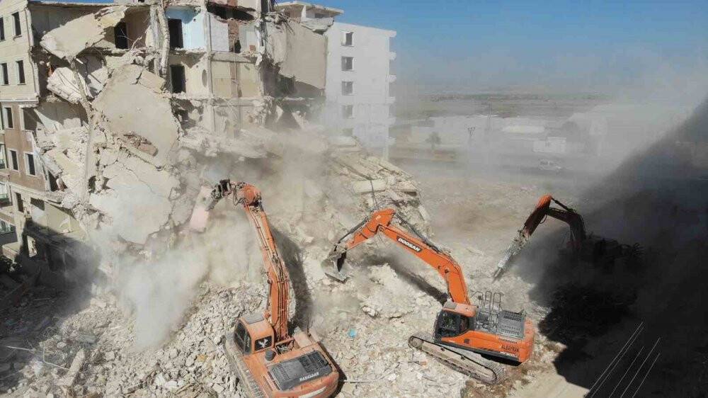 Enkaz kentte bayram tatilinin ardından iş makinası sesleri duyulmaya başladı