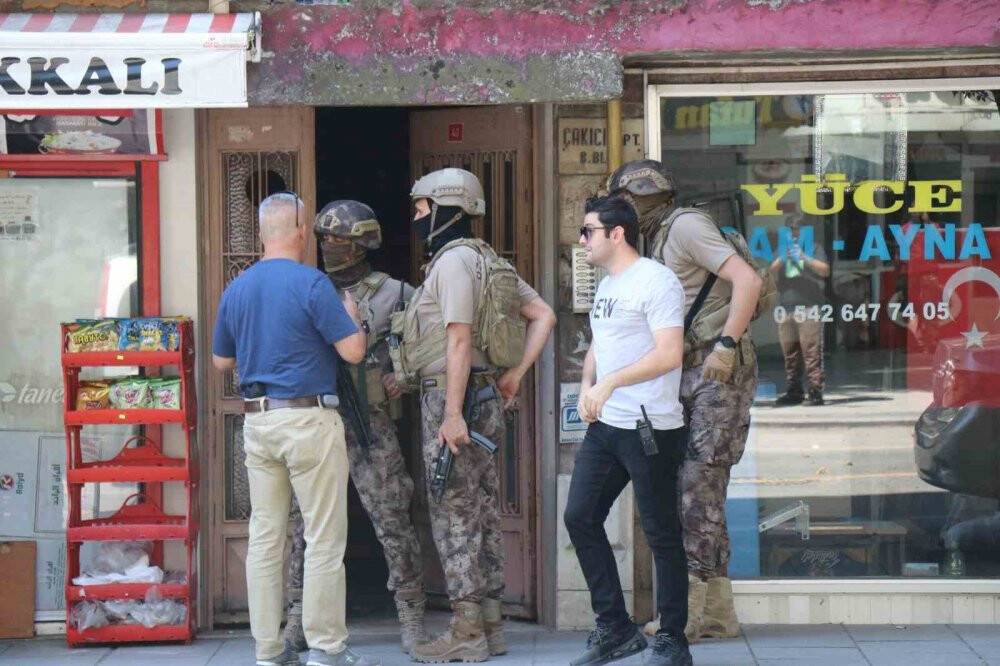 Kız arkadaşını rehin alan eski polis, tutuklandı