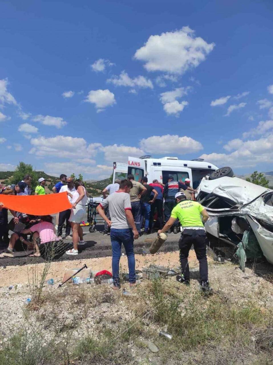 Otomobilin şarampole yuvarlandığı kazada yaralananlardan biri hayatını kaybetti
