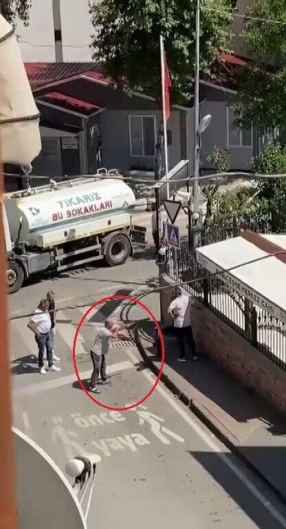 Av tüfeğini doğrulttuğu kişiye bağırarak dehşeti yaşattı, o anlar kameraya yansıdı