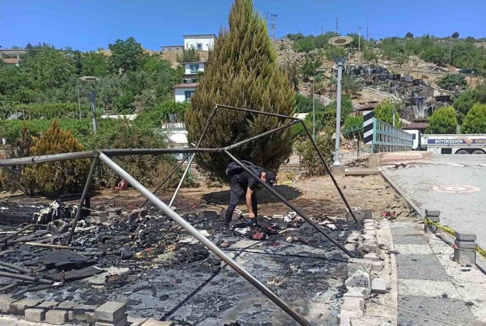 Esnafın önce iş yeri yağmalandı, sonra çadırı yakıldı