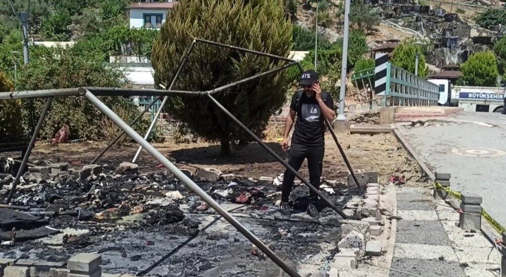 Esnafın önce iş yeri yağmalandı, sonra çadırı yakıldı