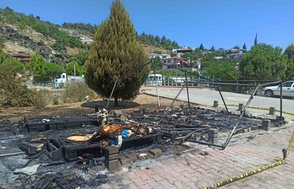 Esnafın önce iş yeri yağmalandı, sonra çadırı yakıldı
