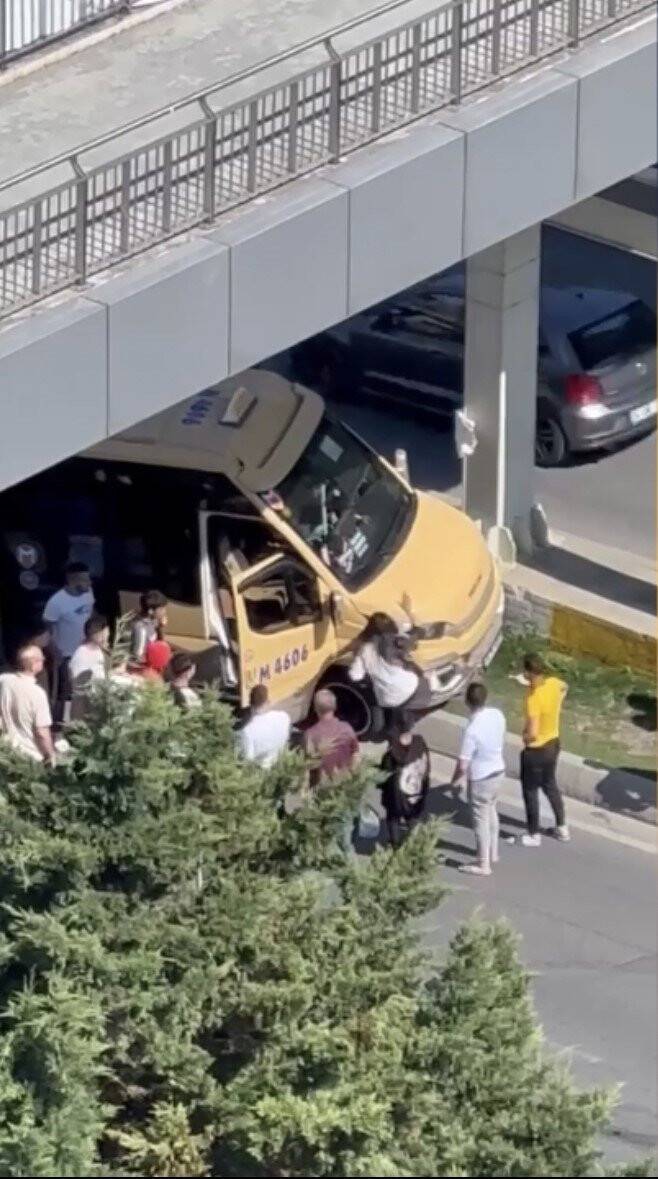 İstanbul’da trafikte akılalmaz olay: Siniri krizi geçirip minibüsün direksiyonunu kırdı