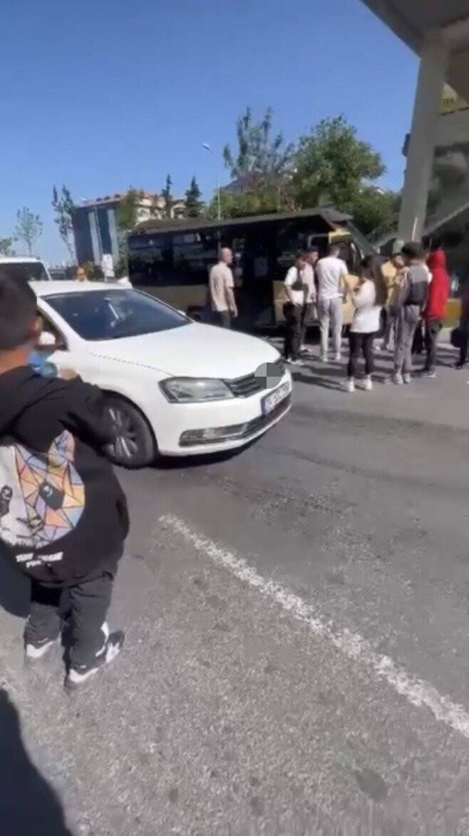 İstanbul’da trafikte akılalmaz olay: Siniri krizi geçirip minibüsün direksiyonunu kırdı