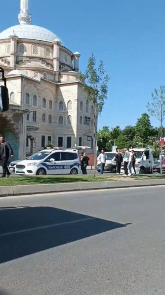 İstanbul’da trafikte akılalmaz olay: Siniri krizi geçirip minibüsün direksiyonunu kırdı
