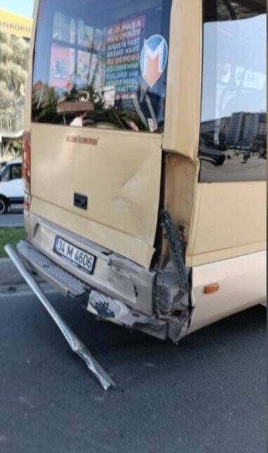 İstanbul’da trafikte akılalmaz olay: Siniri krizi geçirip minibüsün direksiyonunu kırdı