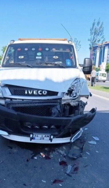 İstanbul’da trafikte akılalmaz olay: Siniri krizi geçirip minibüsün direksiyonunu kırdı