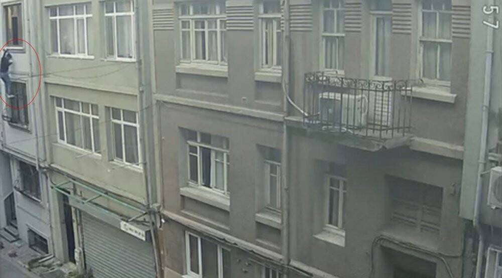 “örümcek adam” gibi hırsız: Ev sahibiyle karşılaşınca kaçtı