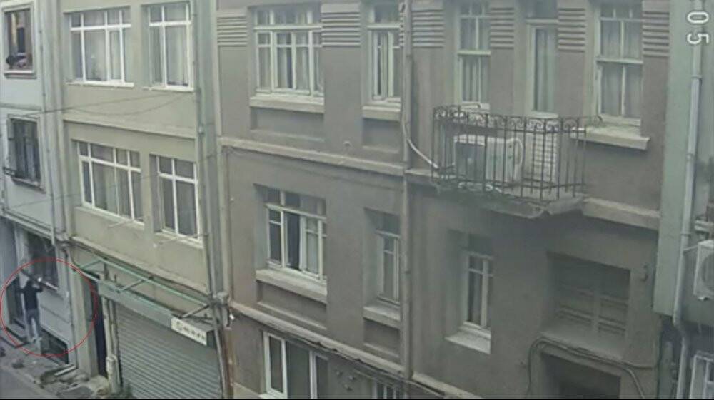 “örümcek adam” gibi hırsız: Ev sahibiyle karşılaşınca kaçtı