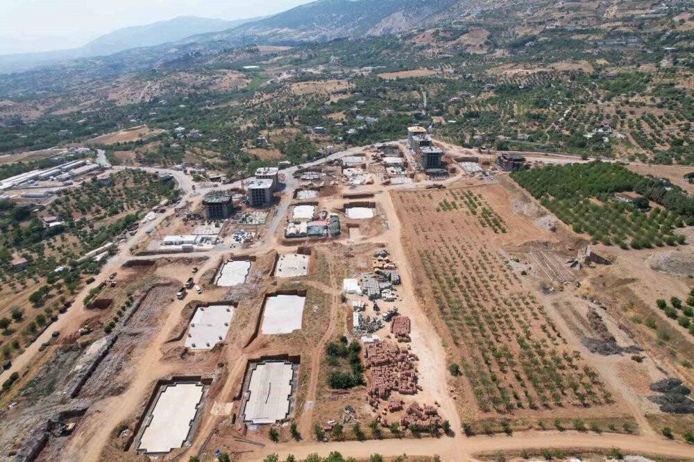 Depremzedelerin konutları hızla yükseliyor, örnek daireler ortaya çıkıyor