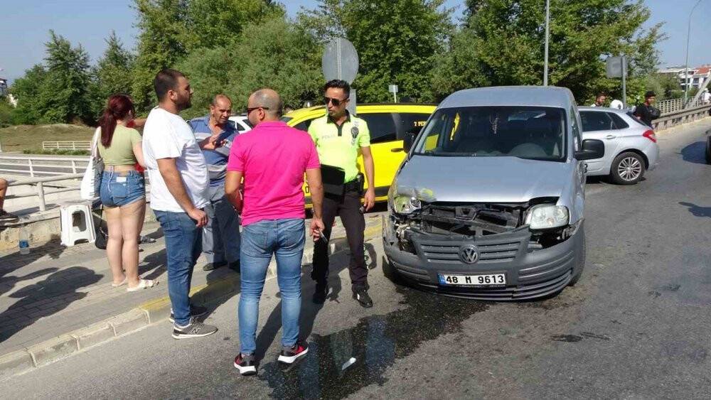 Köprü çıkışında çarpışan araçlar, korkuluğa takıldı