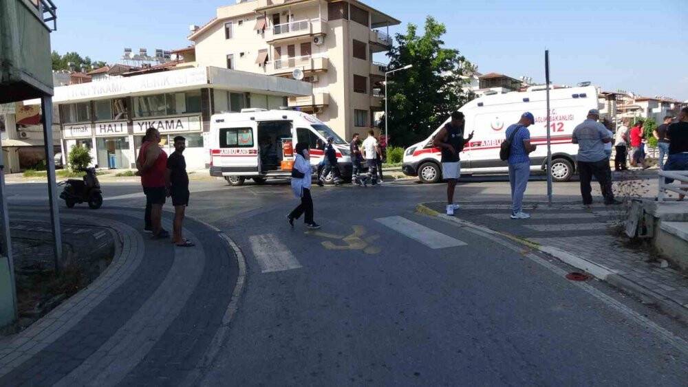 Köprü çıkışında çarpışan araçlar, korkuluğa takıldı