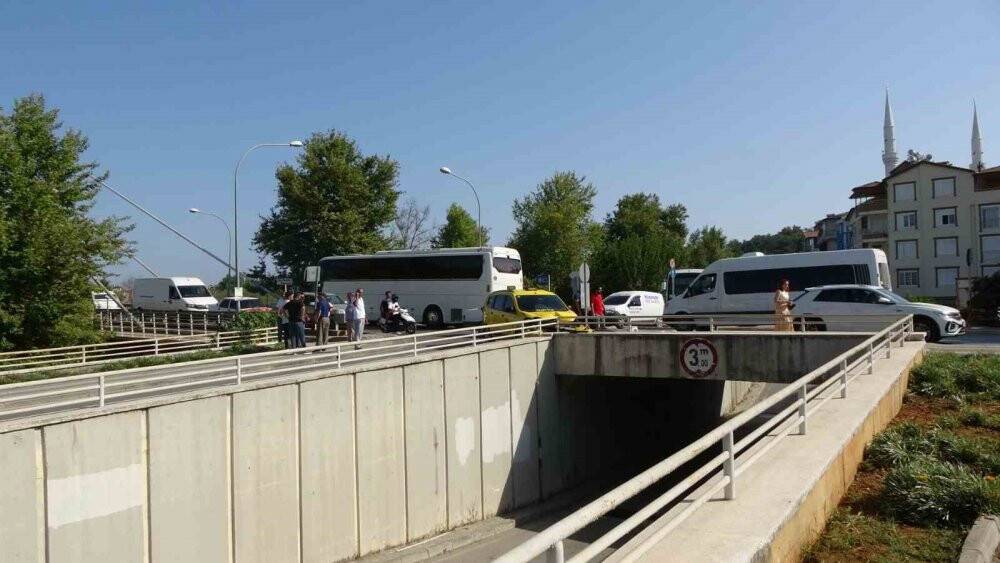 Köprü çıkışında çarpışan araçlar, korkuluğa takıldı