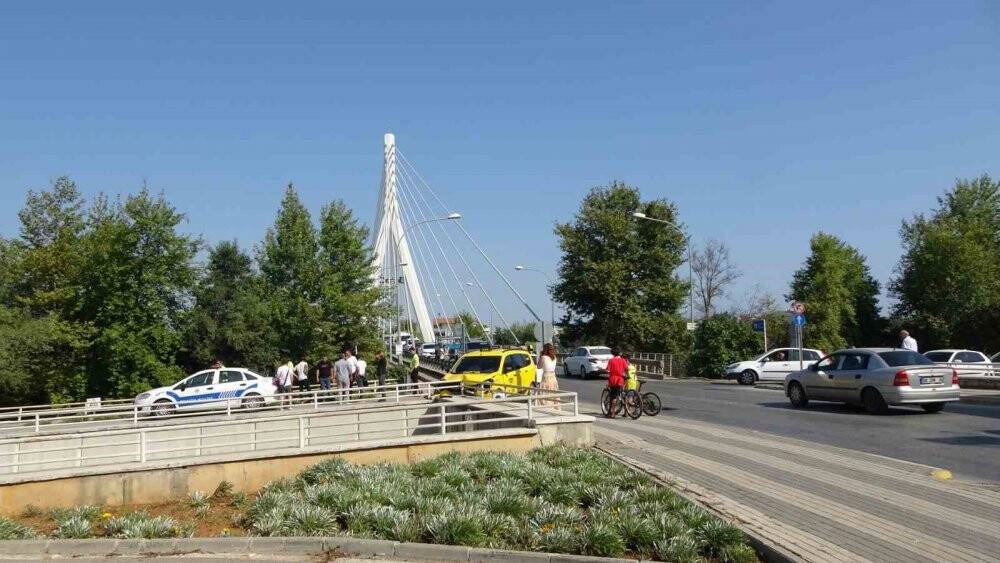 Köprü çıkışında çarpışan araçlar, korkuluğa takıldı