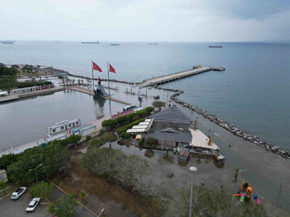 İskenderun’da sahil şeridi yine su altında kaldı