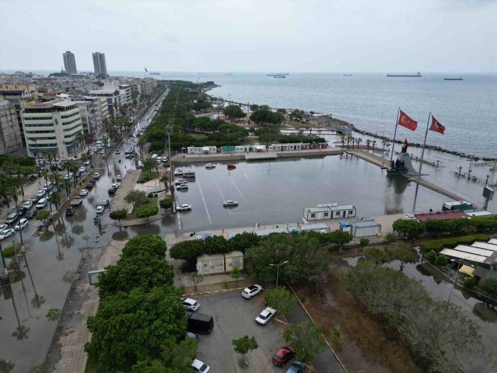 İskenderun’da sahil şeridi yine su altında kaldı