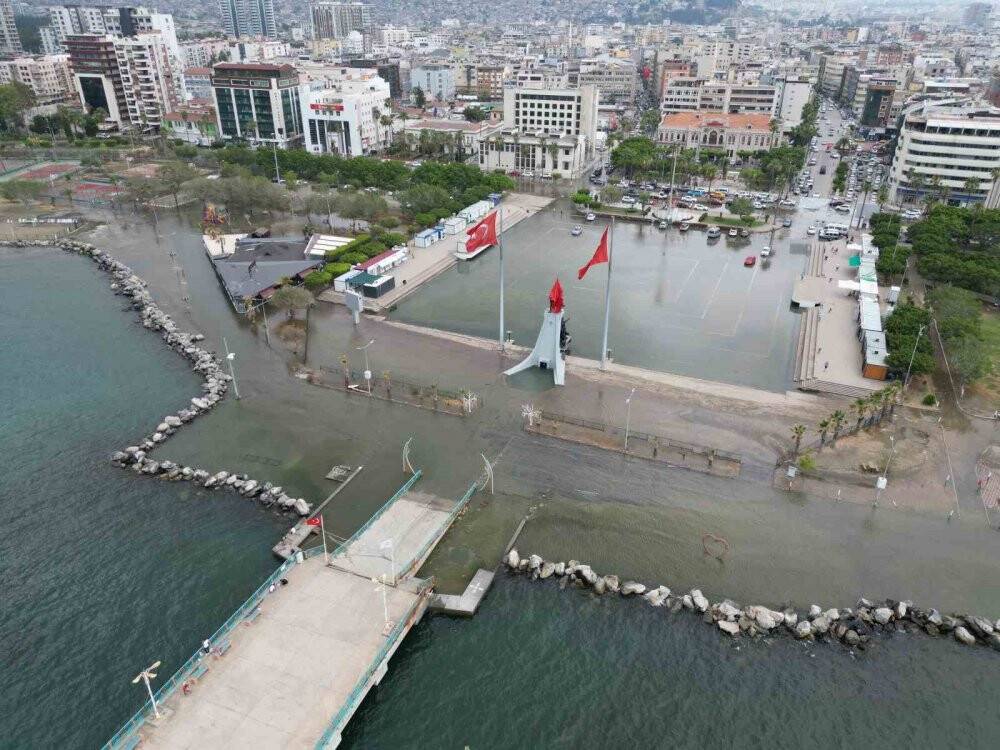 İskenderun’da sahil şeridi yine su altında kaldı