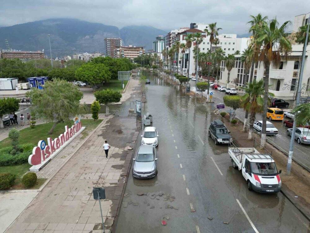 İskenderun’da sahil şeridi yine su altında kaldı