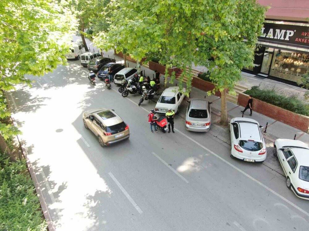 Kaskını başına değil, motosikletine taktı! Savunması pes dedirtti