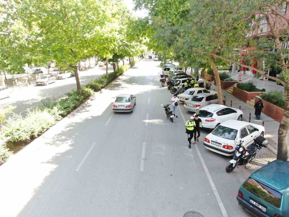 Kaskını başına değil, motosikletine taktı! Savunması pes dedirtti