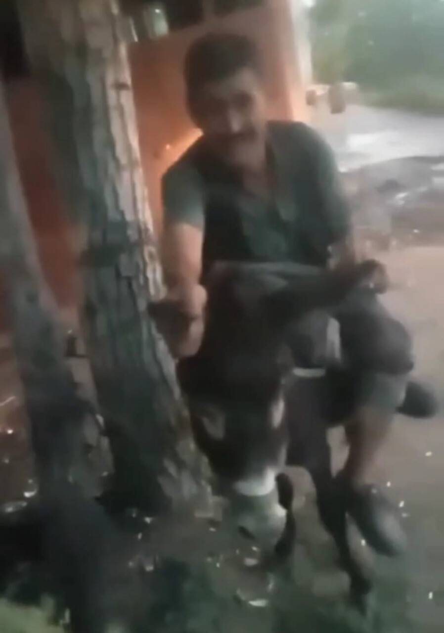 Motosiklete bağladıkları eşeği kilometrelerce koşturdular