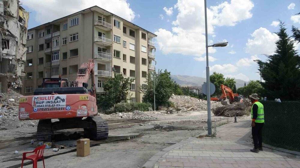 Attığı bir taşla 8 katlı ağır hasarlı binayı yıktı