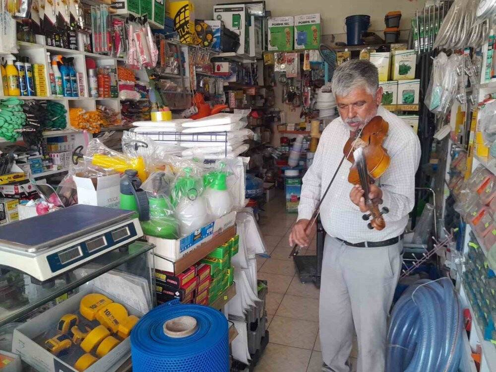 Babadan kalma asırlık kemanıyla 45 yıldır sokak müziği yapıyor