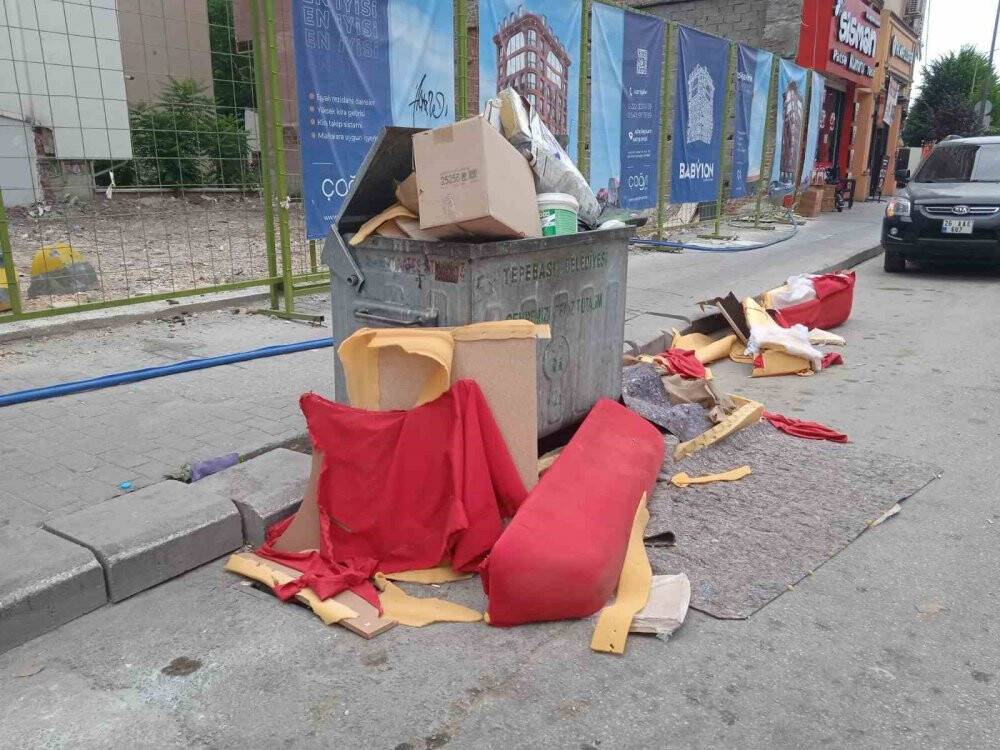 Gelişigüzel atılan kanepe parçaları ‘Böyle çöp mü atılır?’ dedirtti