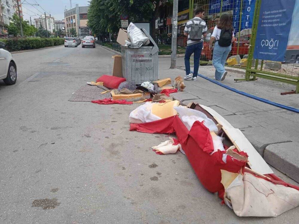 Gelişigüzel atılan kanepe parçaları ‘Böyle çöp mü atılır?’ dedirtti