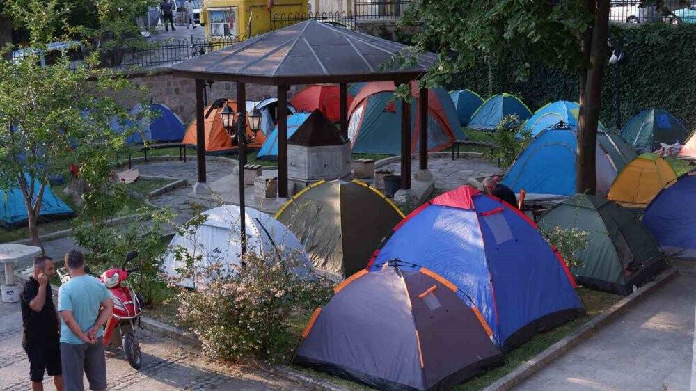 Otellerde yer bulamayan güreş sevdalıları, meydanlarda çadırlarda uyudu