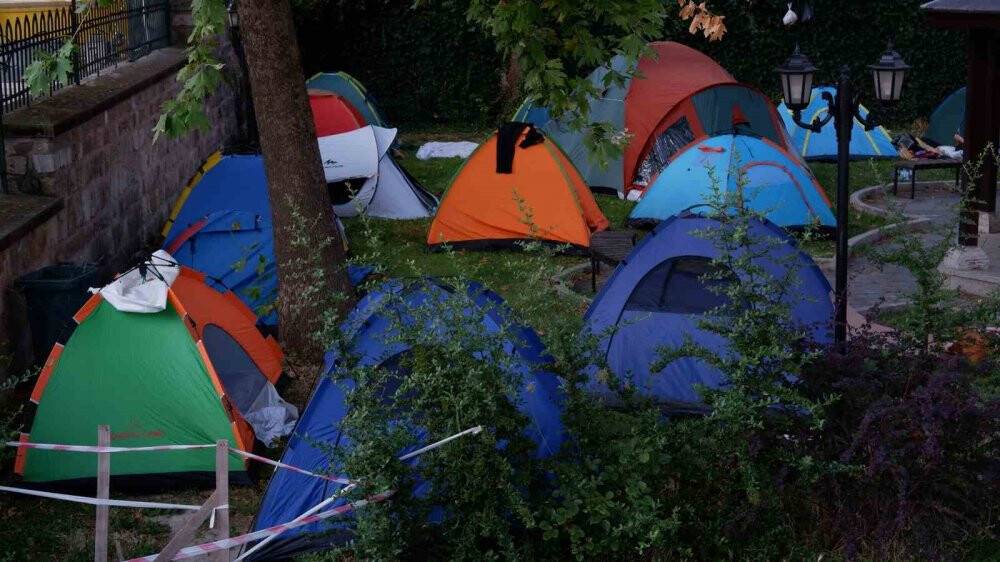 Otellerde yer bulamayan güreş sevdalıları, meydanlarda çadırlarda uyudu
