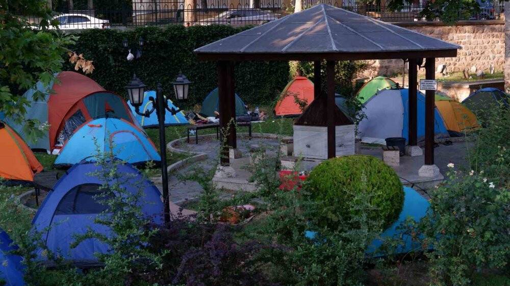 Otellerde yer bulamayan güreş sevdalıları, meydanlarda çadırlarda uyudu
