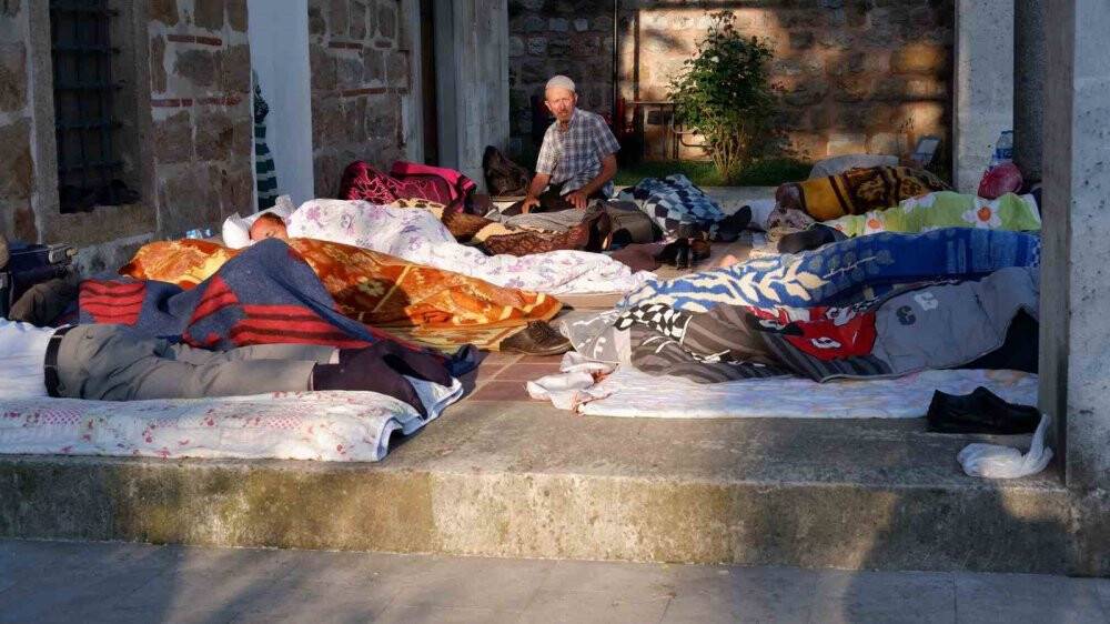 Otellerde yer bulamayan güreş sevdalıları, meydanlarda çadırlarda uyudu