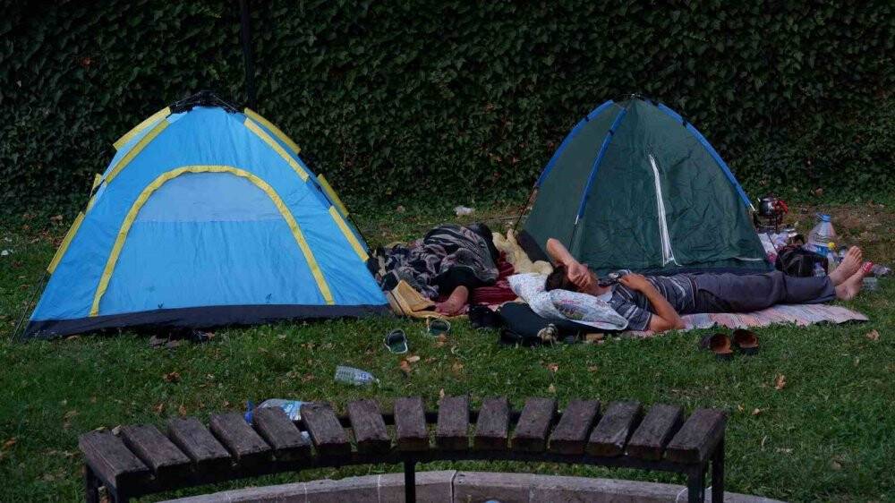 Otellerde yer bulamayan güreş sevdalıları, meydanlarda çadırlarda uyudu