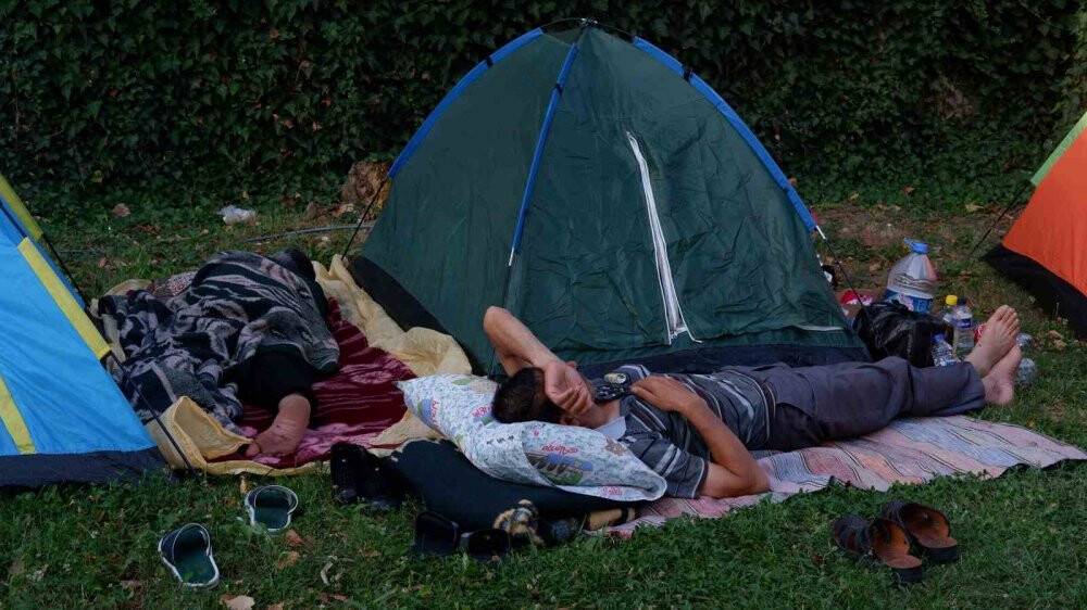 Otellerde yer bulamayan güreş sevdalıları, meydanlarda çadırlarda uyudu