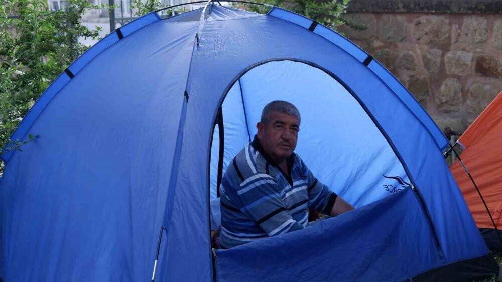 Otellerde yer bulamayan güreş sevdalıları, meydanlarda çadırlarda uyudu