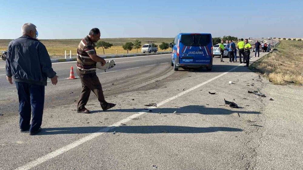 Konya'da otomobil ile hafif ticari araç kavşakta çarpıştı