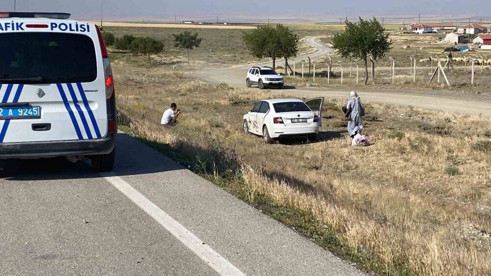 Konya'da otomobil ile hafif ticari araç kavşakta çarpıştı