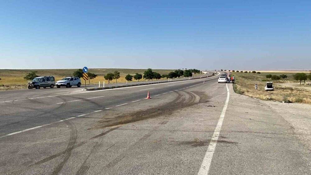 Konya'da otomobil ile hafif ticari araç kavşakta çarpıştı