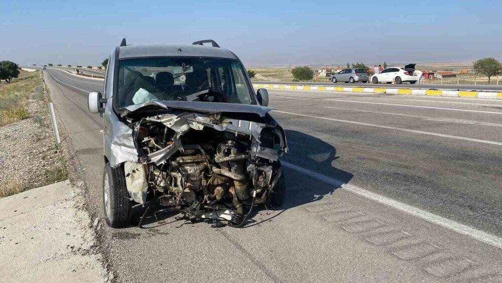 Konya'da otomobil ile hafif ticari araç kavşakta çarpıştı
