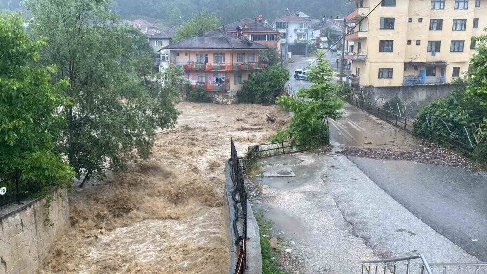Düzce ve Zonguldak'ta su taşkınları yaşanıyor