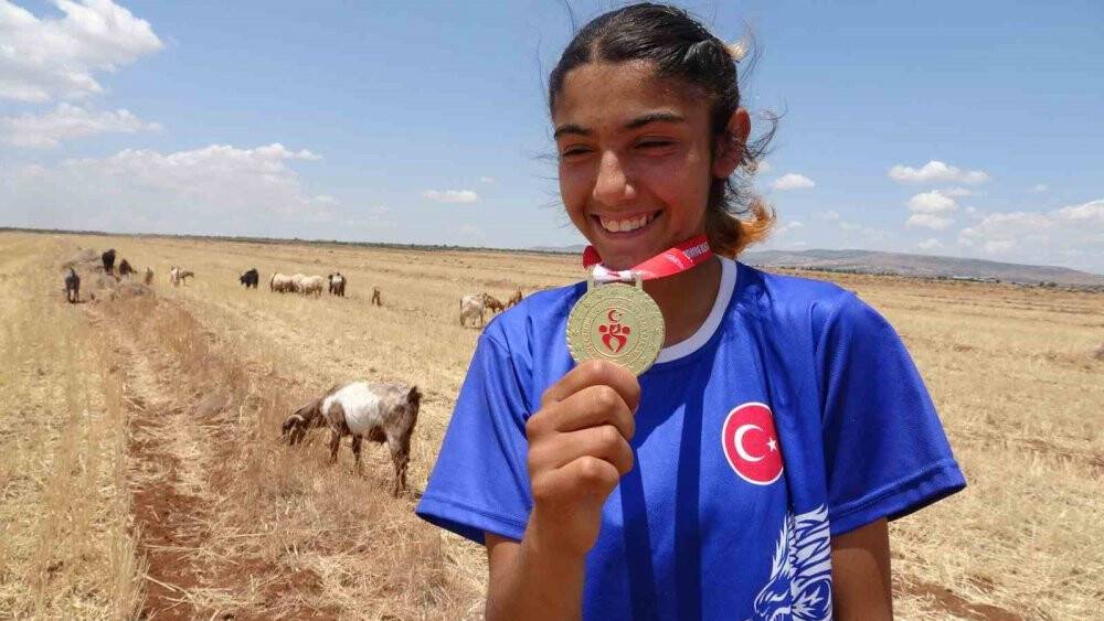 ‘Erkek sporu yapamazsın’ diyenlere inat bilek güreşinde Türkiye şampiyonu oldu