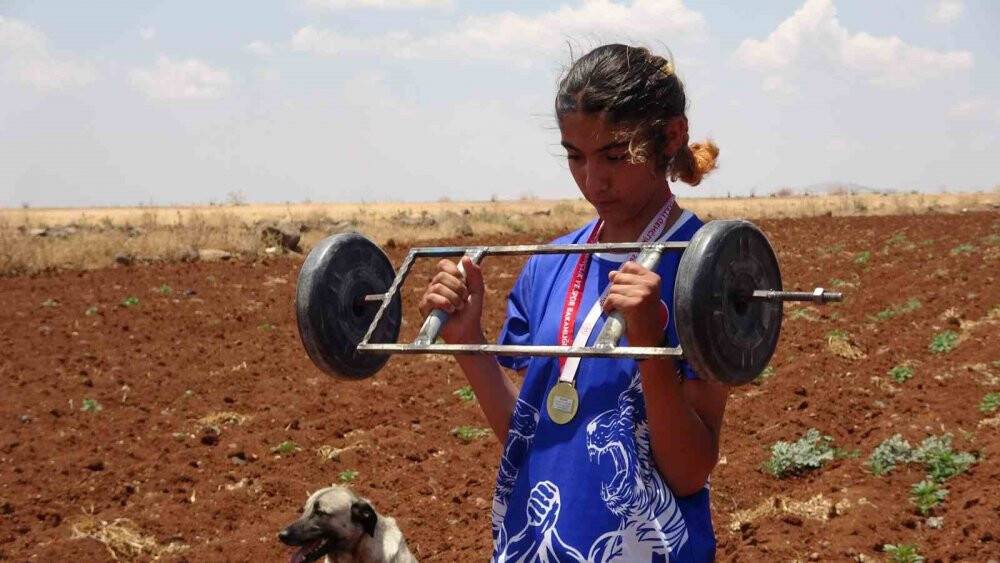 ‘Erkek sporu yapamazsın’ diyenlere inat bilek güreşinde Türkiye şampiyonu oldu