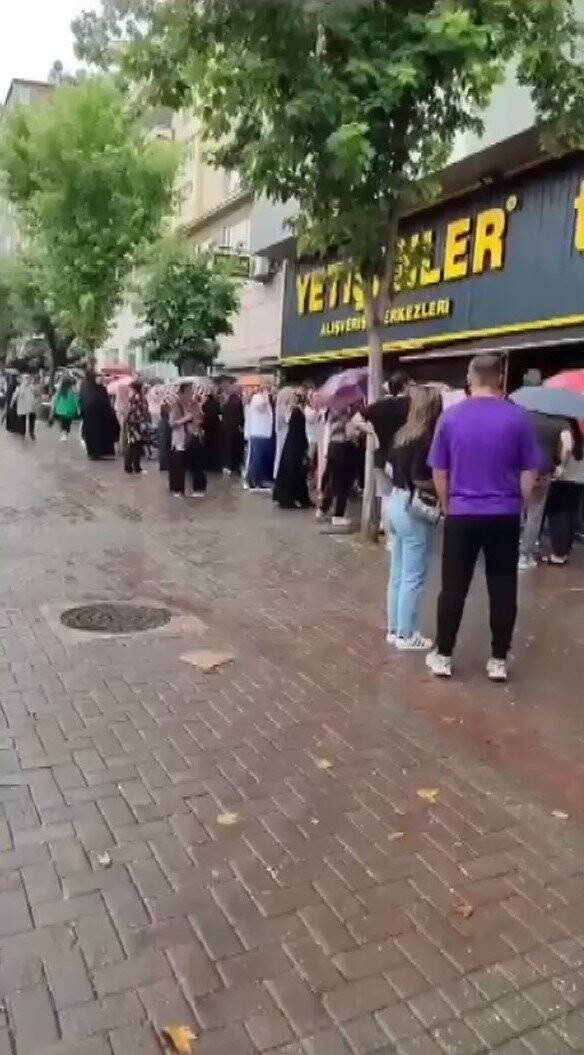 Sağanak yağışa aldırmadan sıraya girdiler