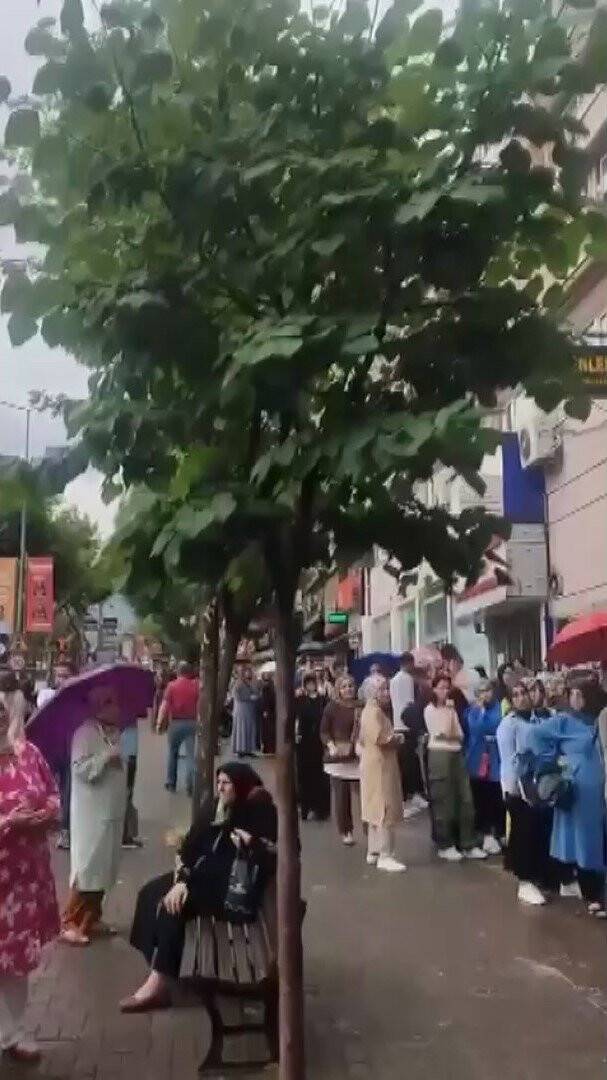 Sağanak yağışa aldırmadan sıraya girdiler