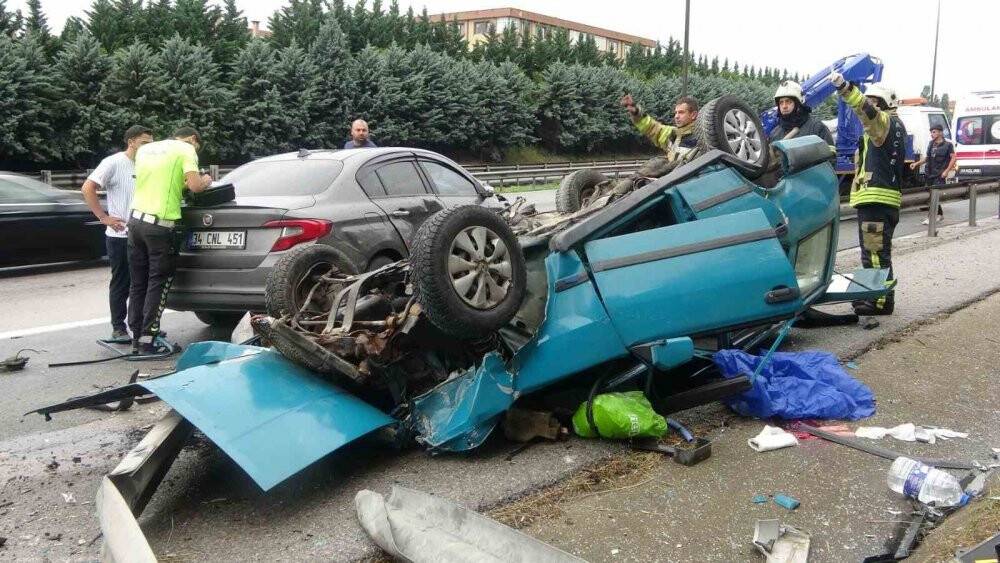 TEM’de kazaya karışan otomobil hurdaya döndü: 1 ölü, 1 yaralı