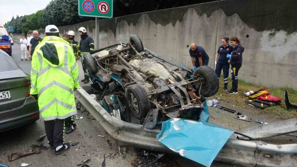 TEM’de kazaya karışan otomobil hurdaya döndü: 1 ölü, 1 yaralı